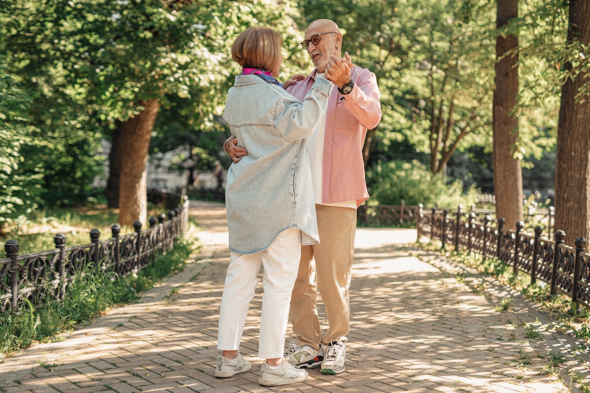 Táncoló idős pár. Mi az a szarkopénia, és mit tehetünk ellene?